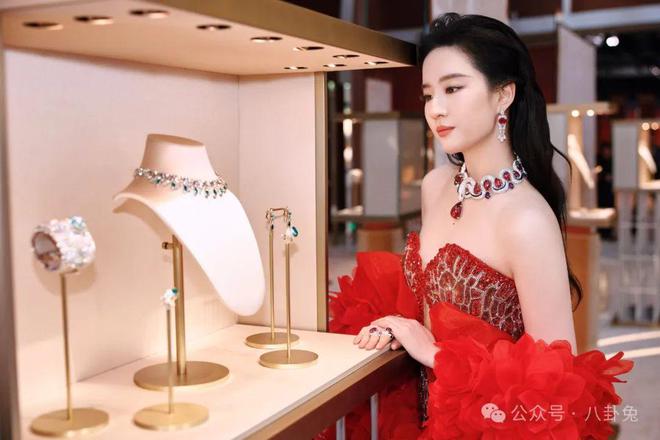 衫”配3亿珠宝宝格丽很敢！球王会体育刘亦菲穿“老头(图21)