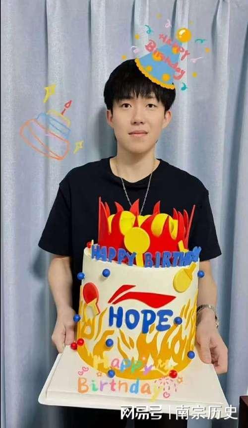 送行一脸慈祥仿佛家长送孩子上学有爱!国乒出征多哈马龙为孙颖莎(图3)